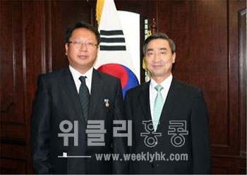 ▲ 2011 근로자의 날을 기념, 유공자 전수식에서 전옥현 총영사(오른쪽)는 LG INTERNATIONAL(H.K.) Ltd.의 변광하 관리팀장(왼쪽)에게 국무총리 표창장을 전수했다