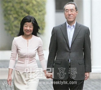 자신의 외도 사실을 고백한 헨리 탕 前정무사장과 그의 아내 리사 탕. 출처 명보(明報)