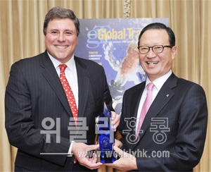 ▲ 윤영두 아시아나항공 사장(사진 우측)이