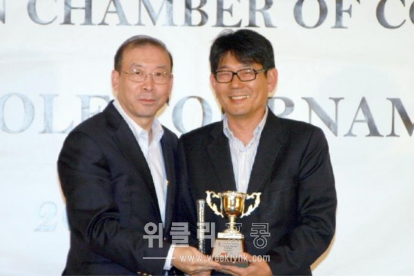 2013 홍콩한인상공회 주최 골프대회에서 우승을 차지해 김범수 회장(왼쪽)으로부터 트로피를 받고 있는 조상열(오른쪽) 회원