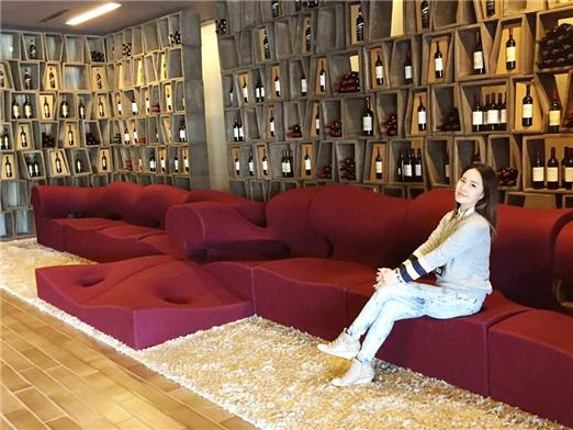 서재를 연상시키는 안락한 인테리어가 돋보이는 안티노리 와이너리 로비