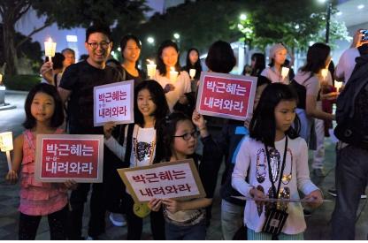 <4일 열린 한인유학생 시국선언 촛물집회에 동참한 한인 어린이들 >* 사진 제공 : 방병훈 