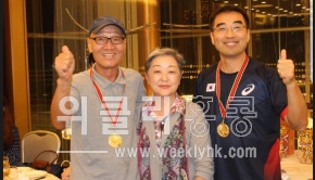 ▲ 은배부 3위를 차지한 김윤기(왼쪽) 선수가 장은명 한인회장(중간)과 박민제 회장(오른쪽)과 기념사진을 촬영하고 있다.