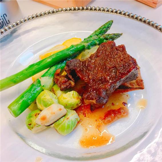 △ 갈비찜은 체면 내려놓고 푸짐하게 먹어야 한다? 한 그릇에 한가득 담겨져 있고, 손에 들고 고기를 뜯어먹는 갈비찜이 아니다. 아스파라거스가 올려져 있다. 고급 호텔에서의 스테이크 못지 않는 갈비찜을 보이지 않는 곳에서도 우아함을 잃지 않는 자신에게 선사하자. 행복찾기3