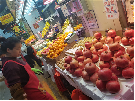 신선한 과일과 야채들을 판매하고 있다.