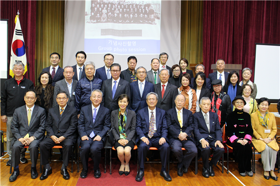 홍콩한인사회 주요 인사들이 행사 후 기념촬영을 하고 있다.