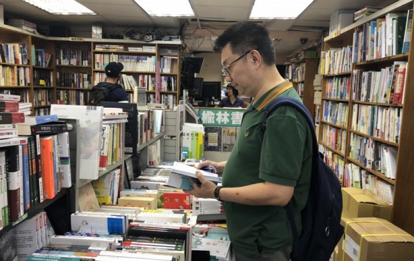 ▲ 교사인 Roger Hu씨는 The Bookland와 같은 상점을 방문하기를 좋아한다. 북체인점에서는 구입할 수 없는 책들이 있기 때문이다.(사진=scmp)