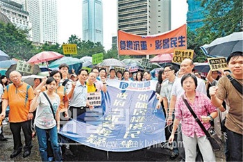 ▲ 고등법원이 외국인 가사도우미의 영주권 신청을 제한하는 홍콩정부에 대해 패소 판결을 내리자 홍콩 시민들이 반대 시위를 벌이고 있다. < 사진출처 : 성도일보(星島日報) >