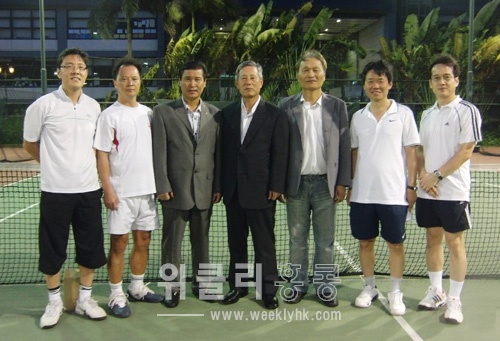 ▲ 외빈 : 김진만 한인회장(가운데), 진형용 영사(오른쪽에서 세 번째), 문명곤 체육회장(왼쪽에서 세 번째)